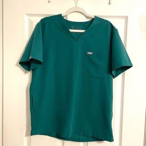 FIGS Men’s Chisec Three-Pocket Scrub Top Hunter Green